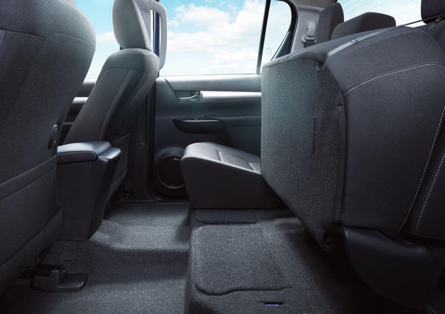 Интерьер Toyota Hilux Z Double Cab 2017 года  (JP) (фото 12 из 16)